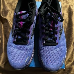 Women Brooks running shoes